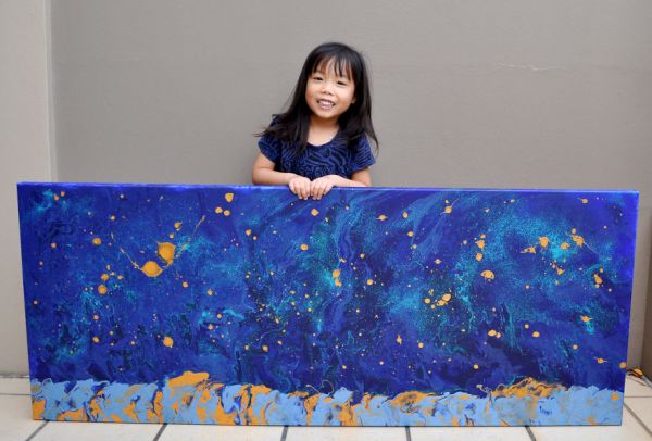 Урок по човечност: 5-годишна художничка продава картините си и дава парите за благотворителност