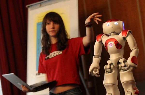 Роберта – роботът, който ще помага на ученици и учители