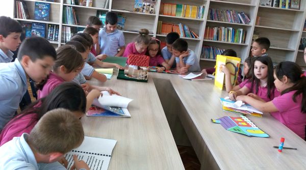 Пътуващата къщичка с книги нагости в ОУ „Райна Княгиня“ в Пловдив 