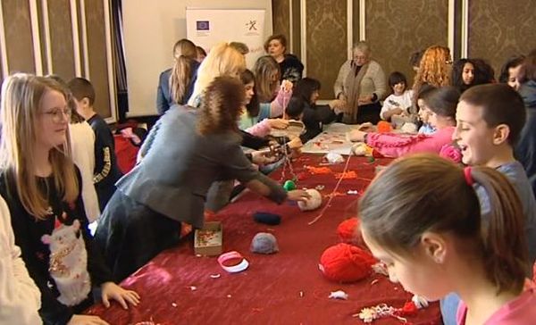 Ученици от София изработваха мартеници в помощ на социална кауза
