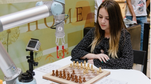Дори робот не успя да победи бургаската шахматна шампионка Нургюл Салимова