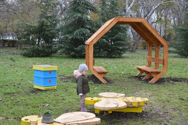 Тематичен пчелен детски кът беше направен в Бургас с помощта на детски рисунки